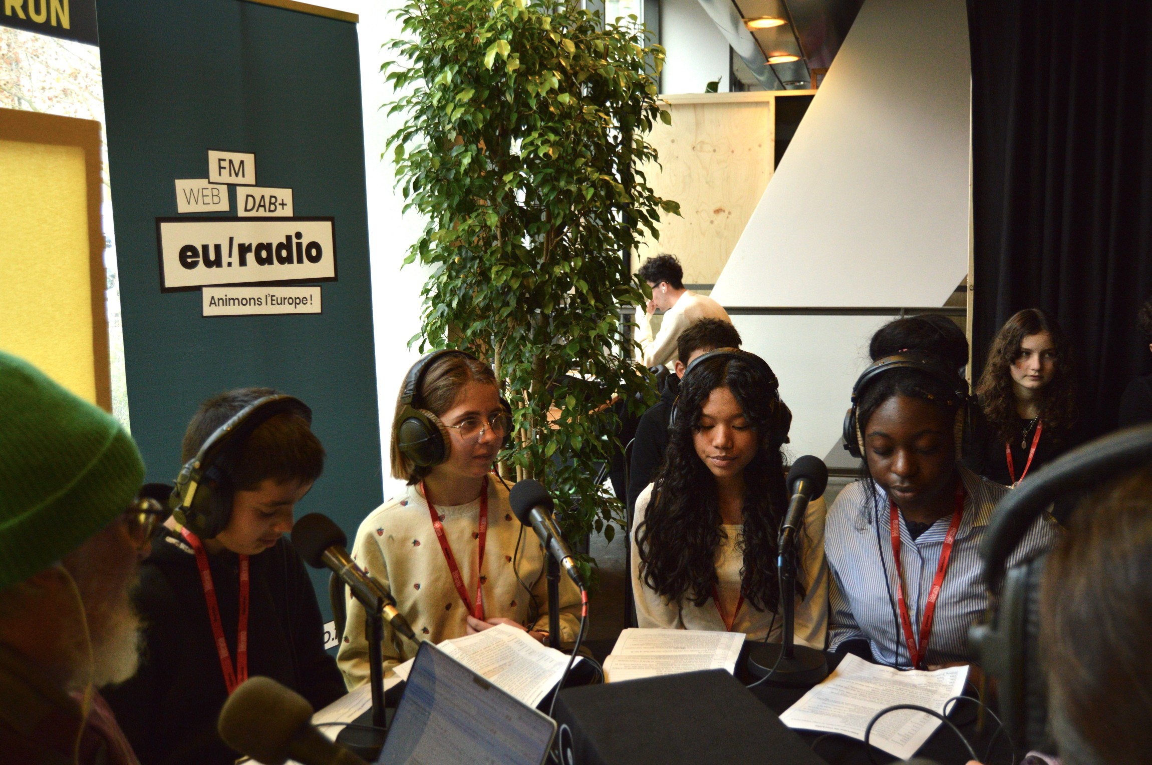 Les élèves du collège Thérèse Pierre de Fougères sur le plateau d'euradio au Liberté. euradio x Trans Musicales 2025 !