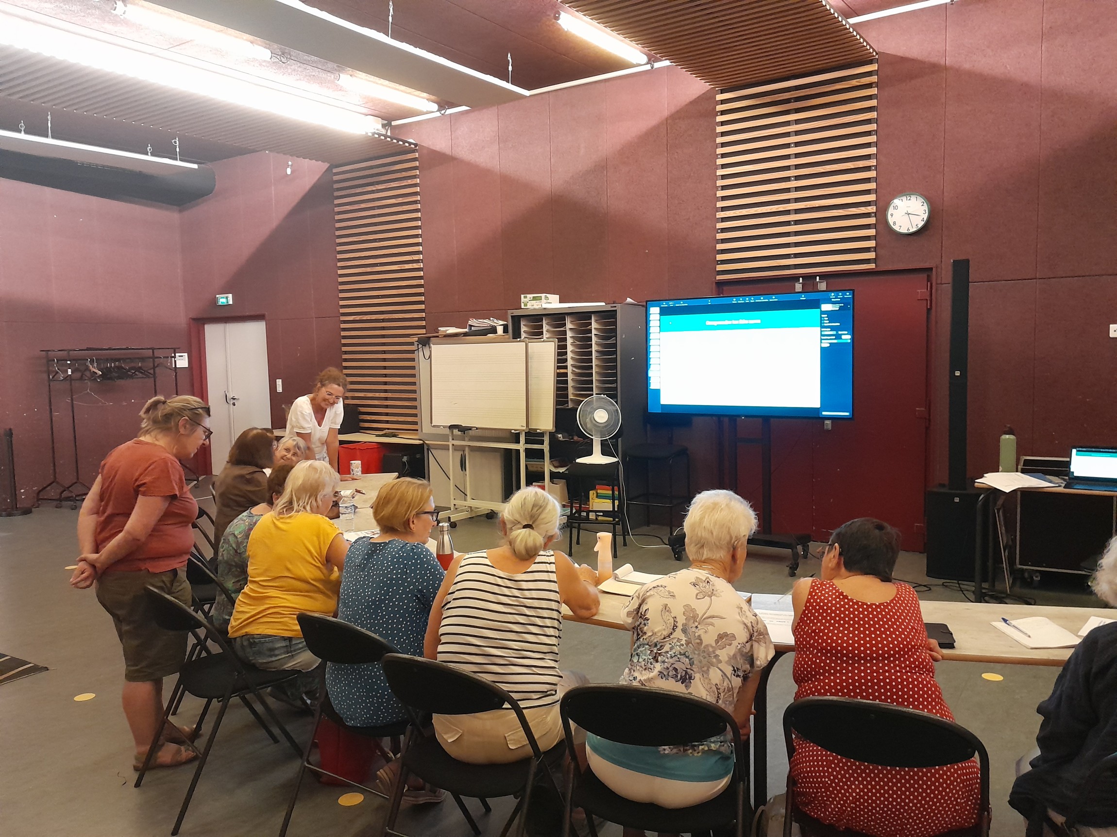 Décrypter les infox : à Saint-Herblain, les seniors exercent leur esprit critique