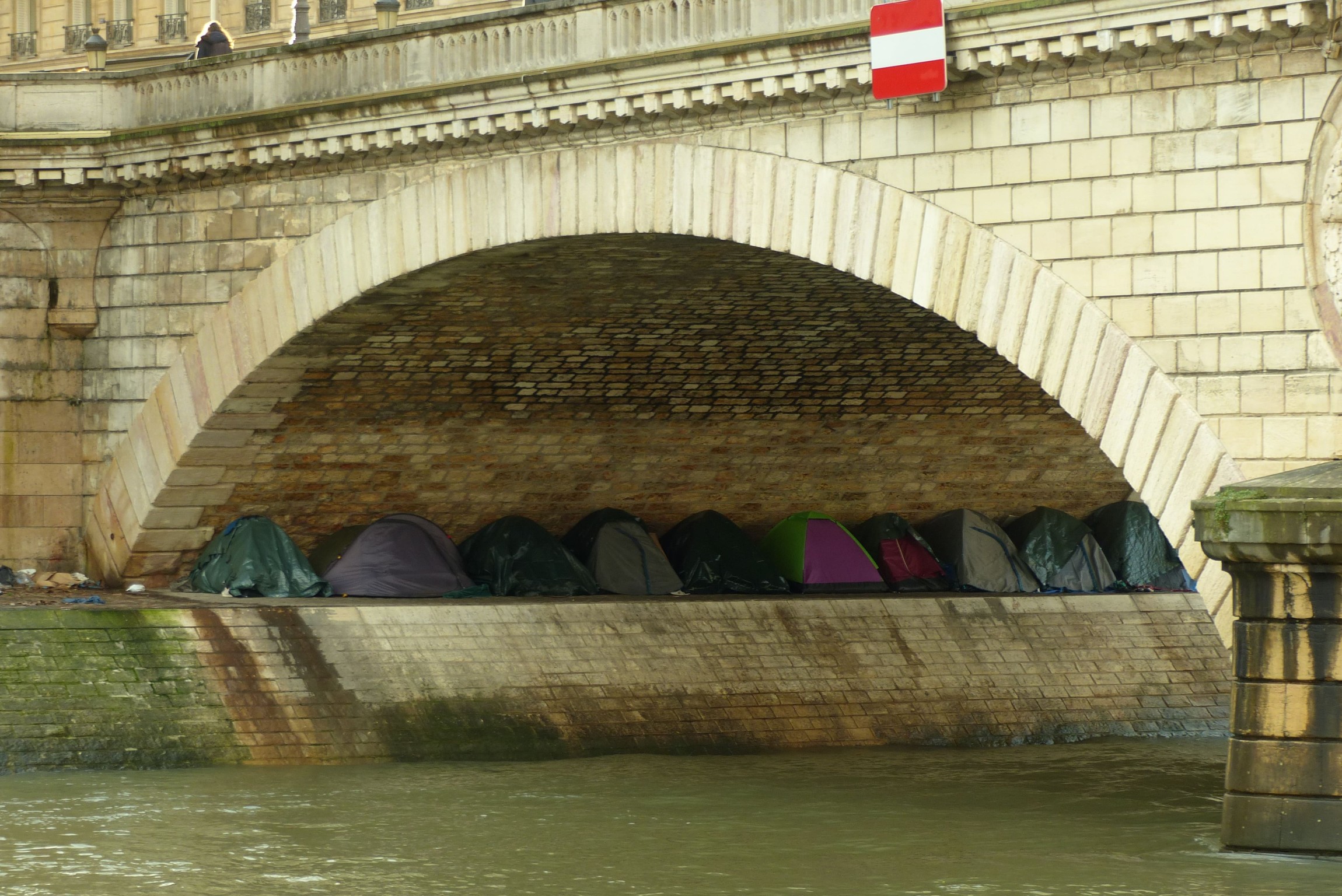 Sans-abrisme à Bruxelles : comprendre les causes d’une crise qui s’intensifie