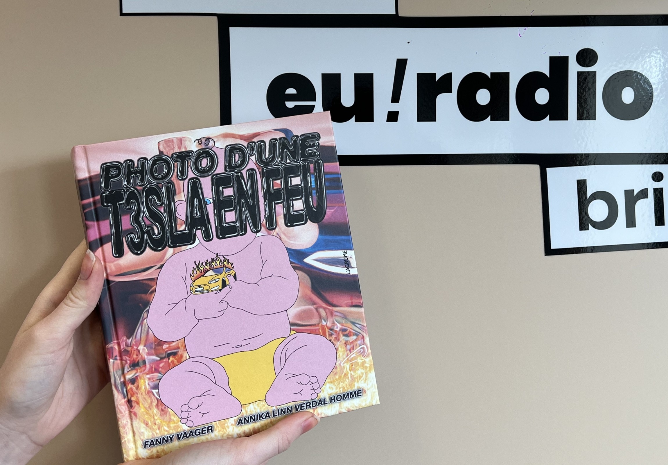 Photo d’une T3sla en feu de Fanny Vaager & Annika Linn Verdal Homme (Editions L’Agrume)