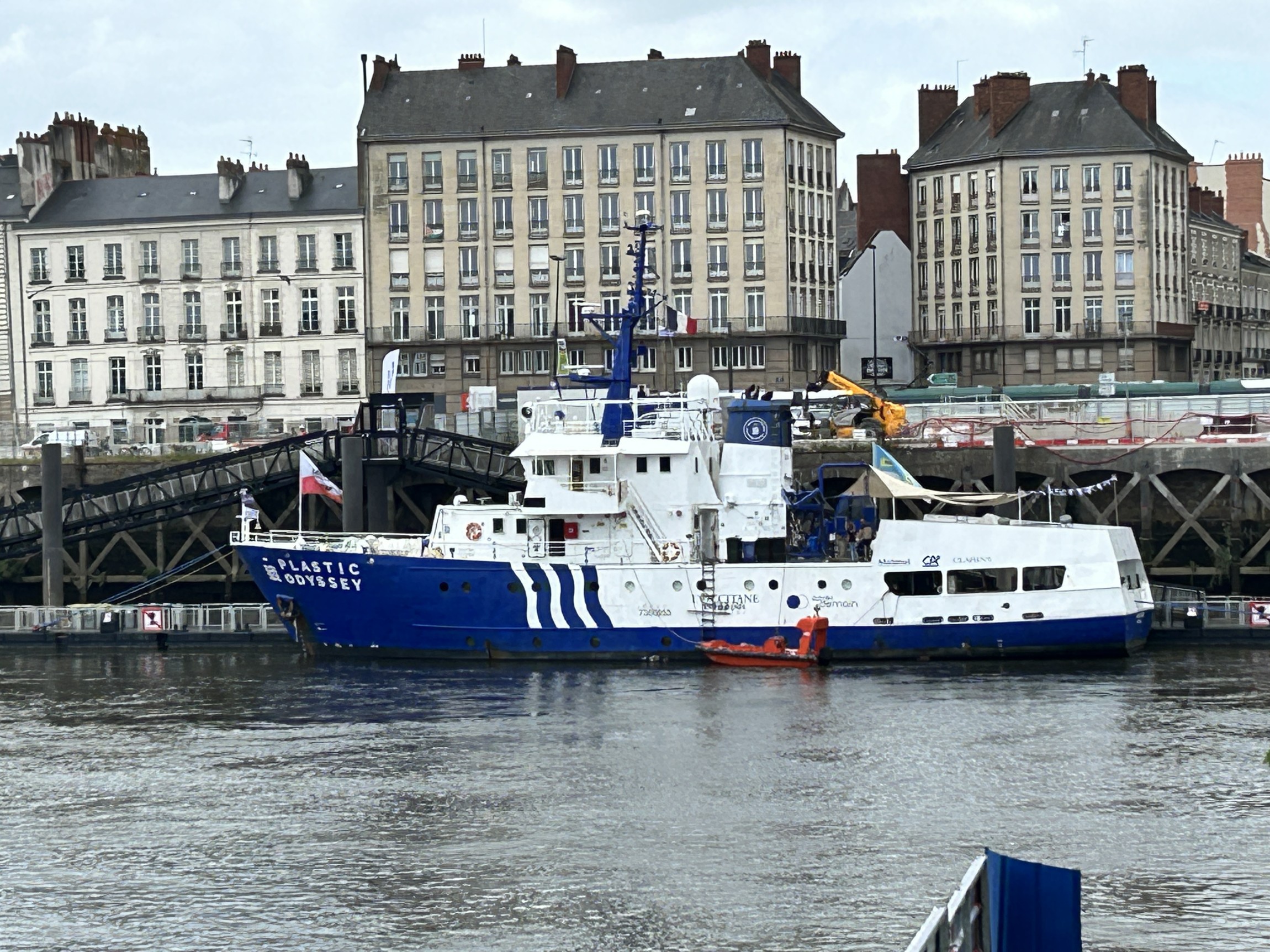 A Nantes, le Plastic Odyssey fait escale pour sensibiliser à la pollution plastique