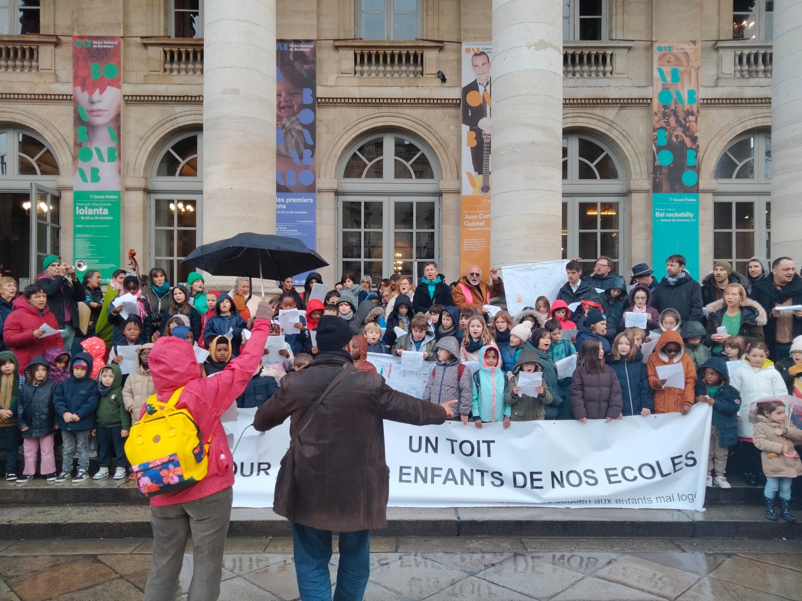 Tout en musique, un collectif dénonce la situation des écoliers bordelais vivant à la rue